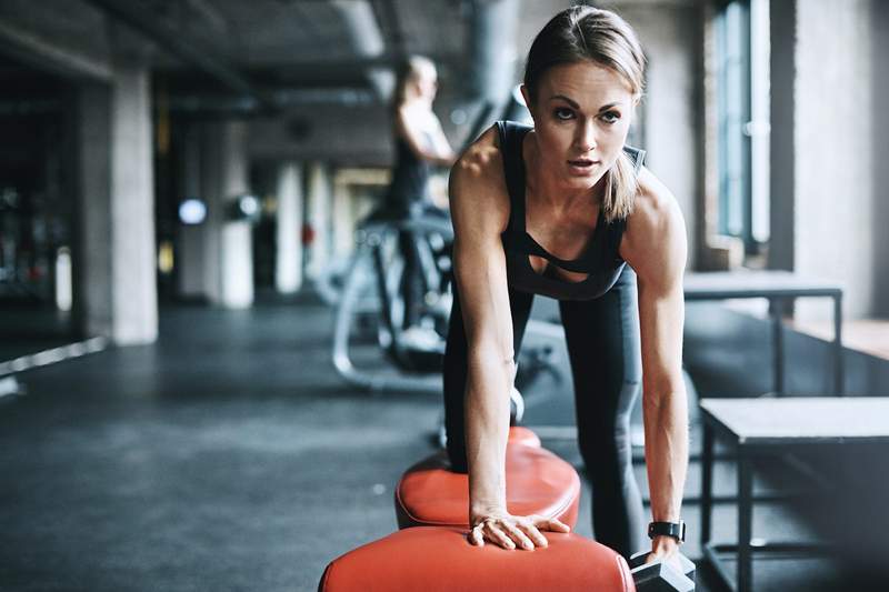 Se sei stufo di contare i ripetizioni in palestra, prova l'allenamento del volume tedesco