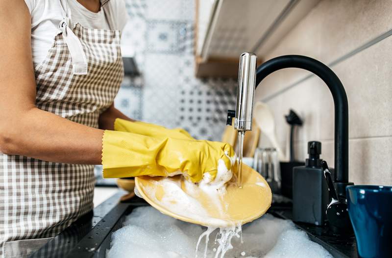 Plot draai saaie klusjes, zoals het wassen van gerechten, kunnen de gezondheid van het hart ten goede komen