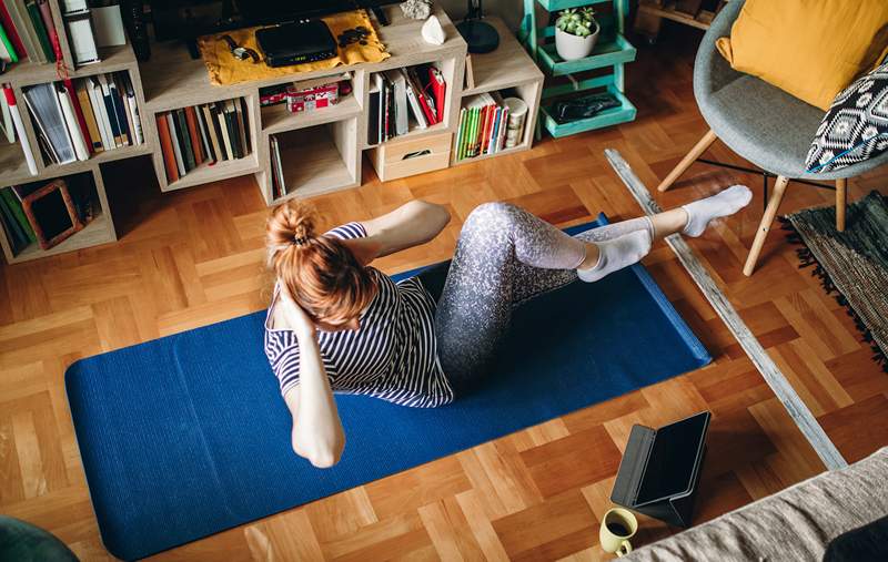 Šis 30 minūšu pilna ķermeņa Pilates treniņš ir mazs veids, kā panākt sviedrus