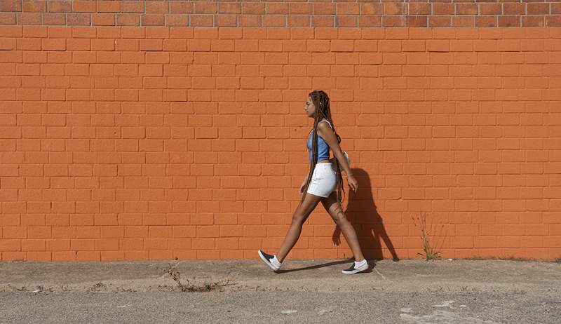 8 maneiras de tornar a caminhada no calor mais suportável, de acordo com um treinador de caminhada