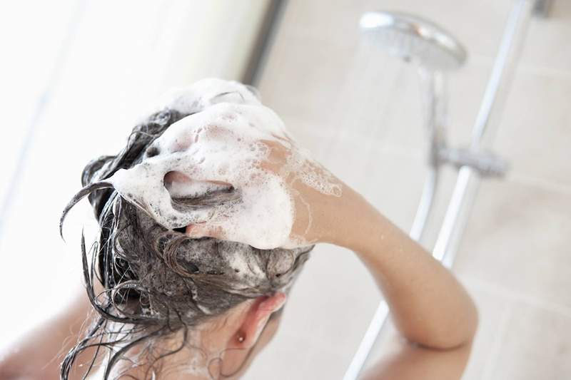 Questo è esattamente quanto spesso per lo shampoo, in base al tuo tipo di capelli