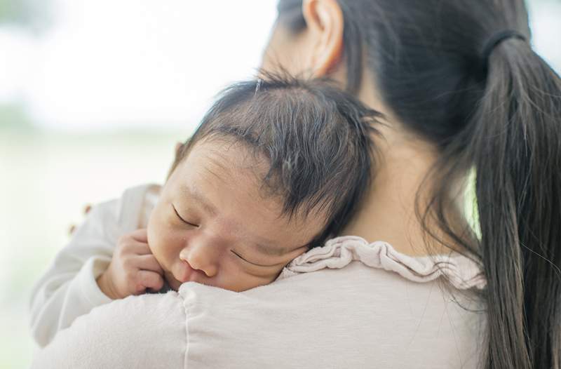 Hoe de meest ondersteunende vriend te zijn voor een nieuwe moeder die postpartum depressie ervaart