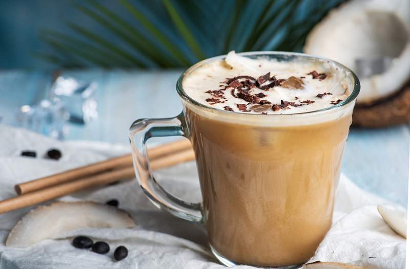 Ecco come preparare il latte di cocco a casa per le migliori bevande accoglienti questo inverno