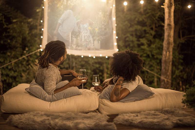 Como projetar um filme lá fora, porque os drive-ins nem sempre