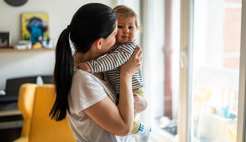 Dit is hoeveel 'stille oefening' je elke dag doet als je een baby hebt die je overal bij je hebt