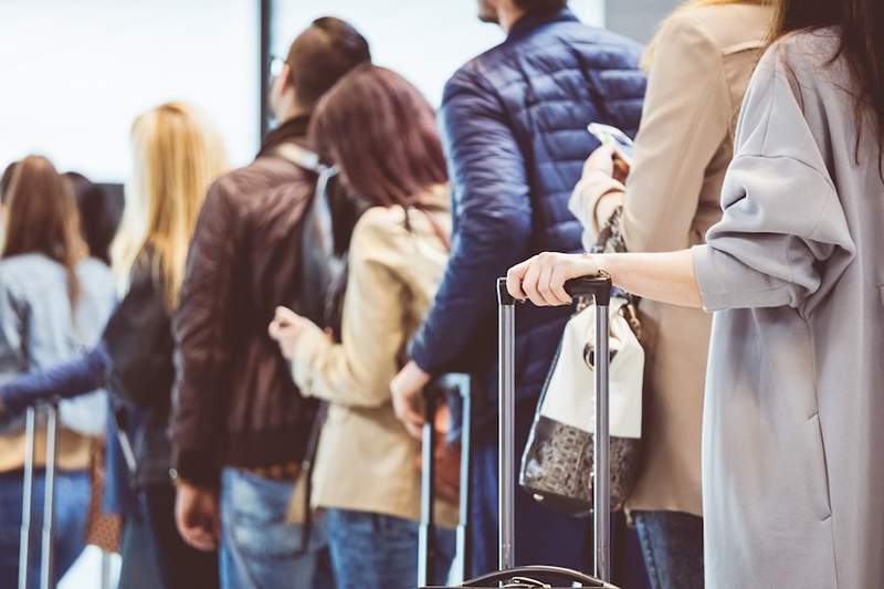 Wie man in der Schlange wartet, ohne sich in eine schreckliche Hülle eines Menschen zu verwandeln