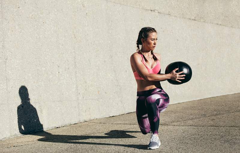 Šis 10 Move Medicine Ball treniņš pierāda, ka viens rīks var lāpīt jūsu kopējam ķermenim