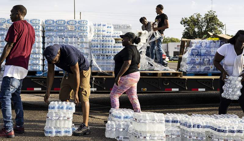 Kein Wasser, das von den Wasserhähne kommt, keine Toiletten spülen kann und aus Sicherheitsgründen kochen-der Wassernotfall in Jackson, Mississippi, ist eine riesige Gesundheitskrise