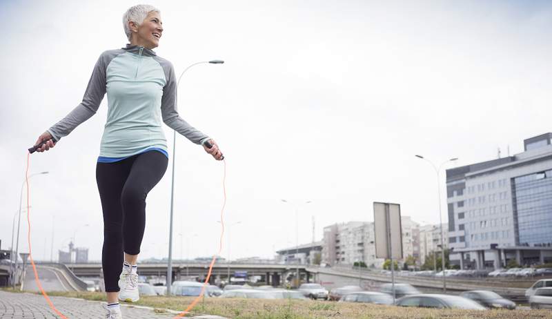 Kāpēc lekt virve ir ideāls jūsu kaulu treniņš pēc menopauzes