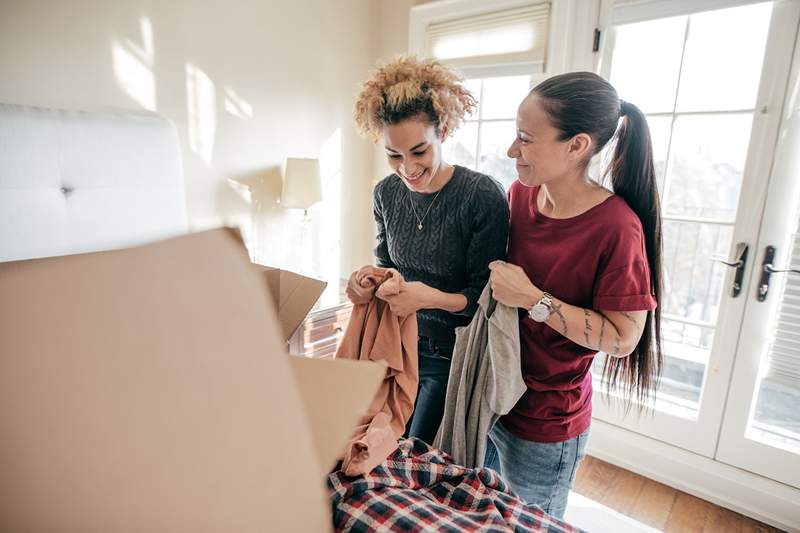 Waar je kleding kunt doneren zodat je goed kunt doen tijdens het opruimen van je kast