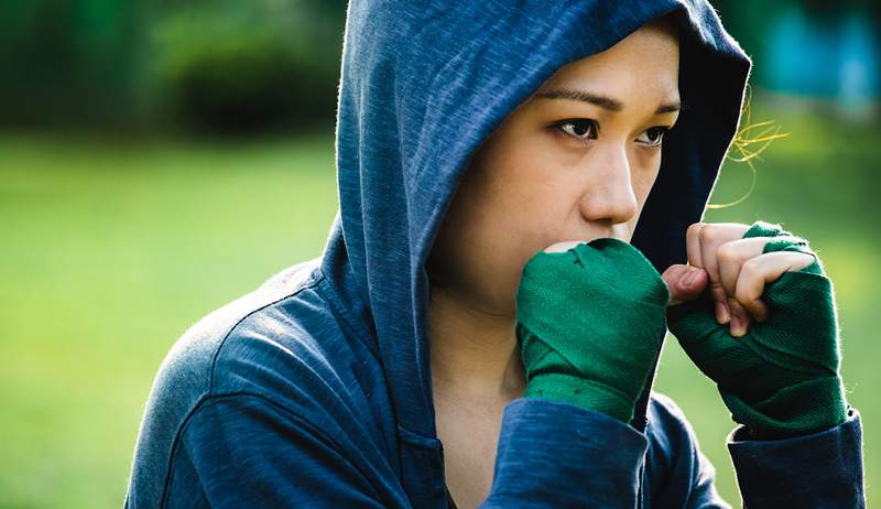 Sentiti sciocchi o imbarazzanti facendo mosse di kickboxing? Ecco come accedere al tuo potere