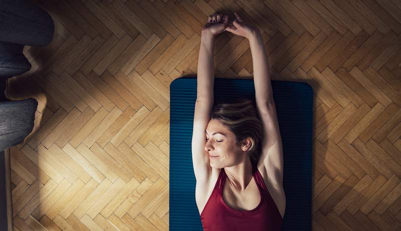 Känner mig för bla för att träna? Prova dessa 6 'lata tjej' Pilates -rörelser utan att gå av golvet