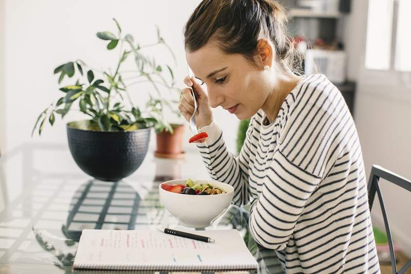 10 Lever-ondersteunende voedingsmiddelen en drankjes die gezondheidsexperts willen dat je elke dag eet