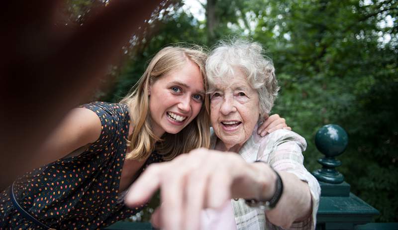 'Jeg er en 102 år gammel holistisk medicinspecialist, og jeg kører stadig på min voksne trehjuling. Her er mine 6 hemmeligheder for at forblive sunde og aktive '