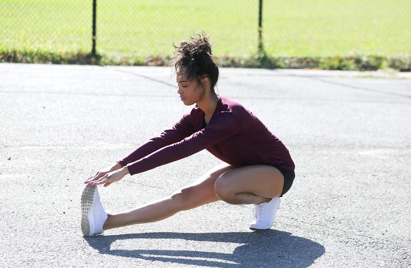 Šis 15 minūšu zemas ietekmes HIIT treniņš darbojas jūsu muskuļos, nezaudējot locītavas