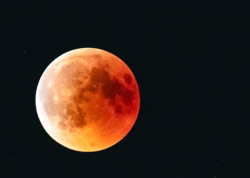 Ritualul Eclipse Lunar în 4 etape pentru a da drumul la energie toxică