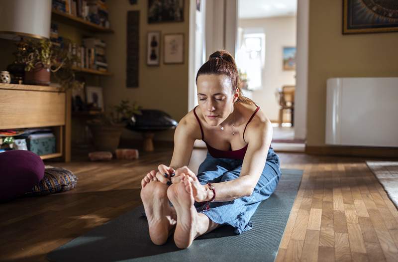 5 humør-boostende yoga strømme for at glide ind i din frokostpause