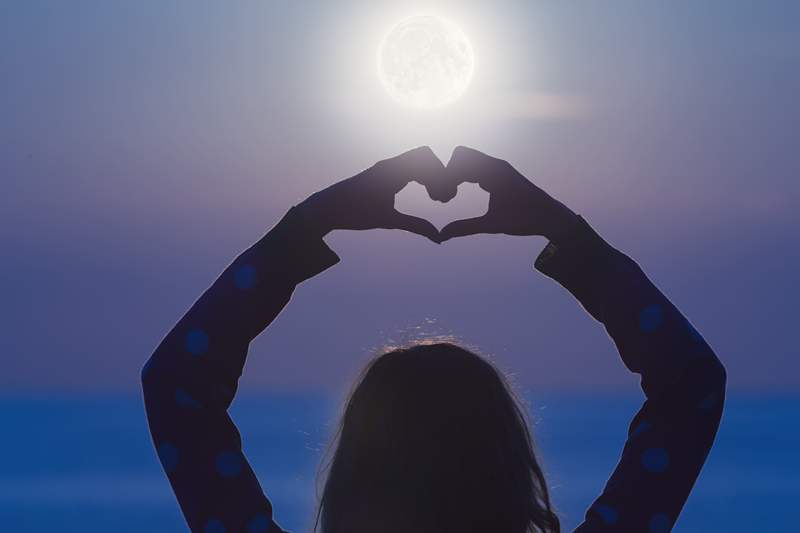 La luna llena de este mes se trata de seguir tu corazón, ¿es exactamente lo que eso significa para tu signo?