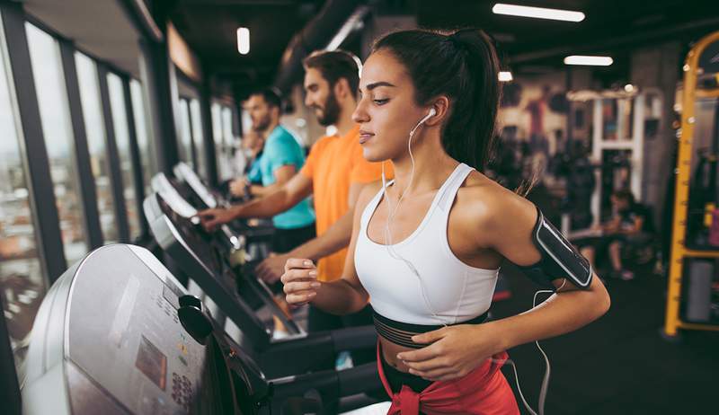 4 cara untuk membuat treadmill Anda berjalan kurang menyedihkan, menurut pelatih lari