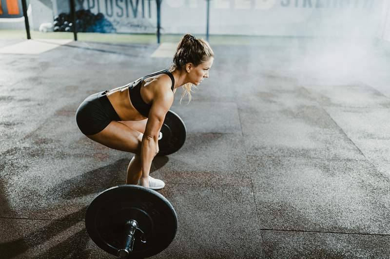 Trener CrossFit mówi „MCI” to akronim do zapamiętania o postępach bez przerwy na siłowni