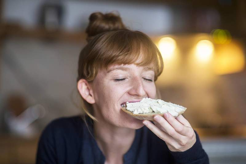 Os nutricionistas cortam o queijo sobre se você pode ou não comer mofo ... no queijo