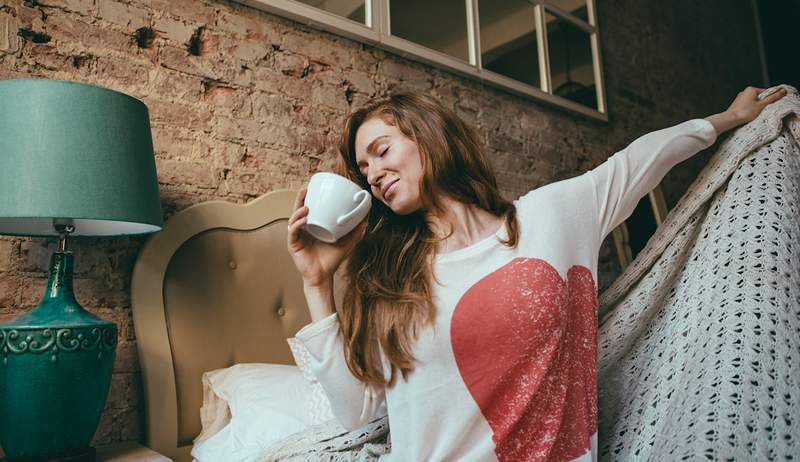 Cette routine de mobilité du matin ouvrira votre colonne vertébrale dans le temps qu'il faut votre café