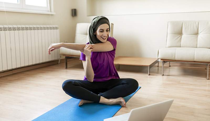 Takole lahko kar najbolje izkoristite spletno vadbo, poroča spletni trener fitnesa