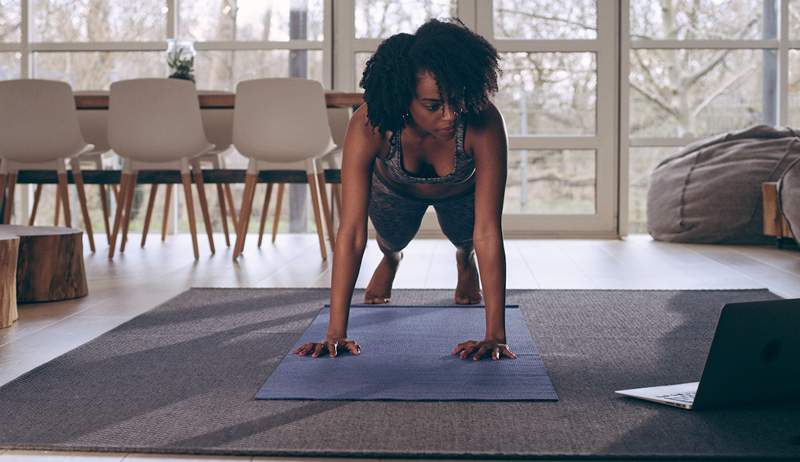 Gli allenatori condividono i 5 esercizi più sopravvalutati che vedono le persone fare in palestra