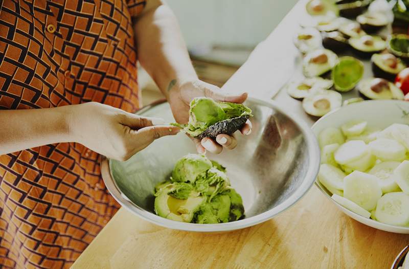 Esta herramienta de cocina tiene 3.000 reseñas de 5 estrellas en Amazon y terminó mi miedo a cortar aguacates