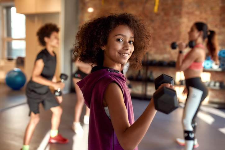 Šovasar visi augstie skolnieki var bez maksas trenēties jebkurā planētas fitnesā