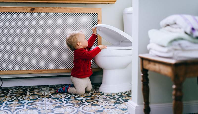 Här är vad det betyder om din poop flyter, enligt gastroenterologer