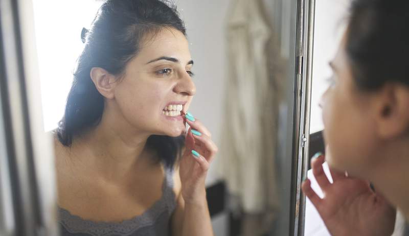 Ich bin ein Zahnarzt und hier ist, was Sie über die Verwendung dieses lila Gels wissen müssen, um Ihre Zähne zu Whiten