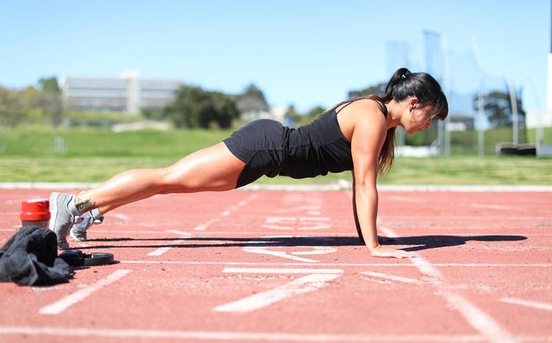 Nevar izdarīt vienu push-up? Lūk, kā kļūt pietiekami stipram, lai nomestu un gimme 20