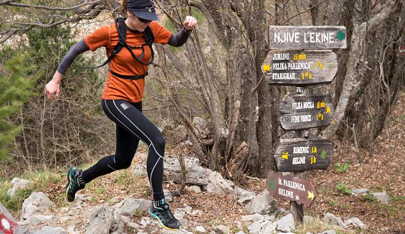 Os 5 melhores tênis de corrida para levá-lo da estrada para a trilha, testados e aprovados por especialistas