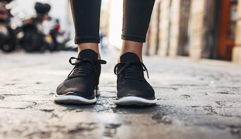 Sì, puoi riciclare le tue vecchie scarpe da corsa. Ecco come dare loro una seconda vita