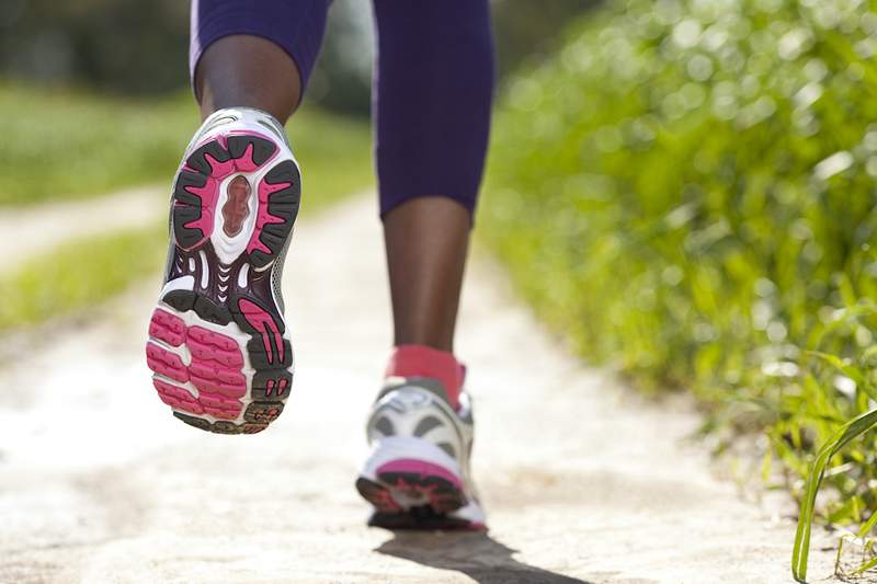 Ce que vos anciennes baskets peuvent vous dire sur votre démarche, selon un podiatre