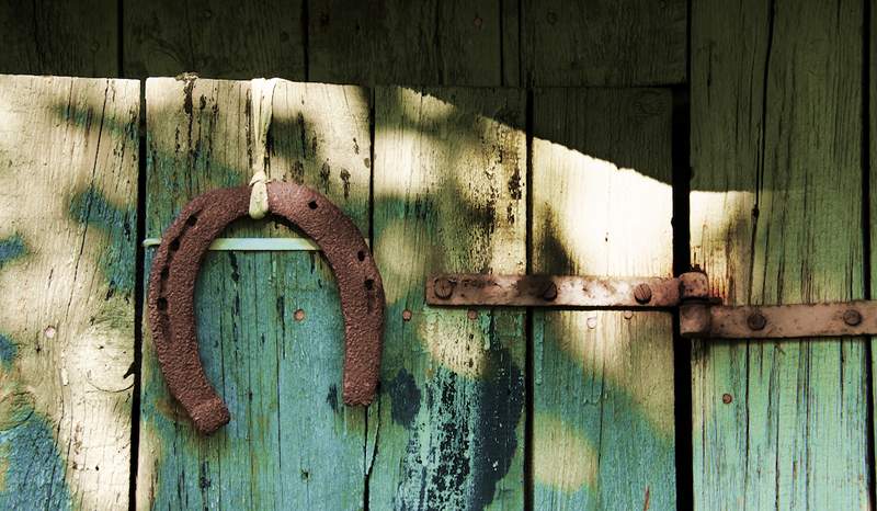 El significado simbólico de colgar una herradura en tu puerta