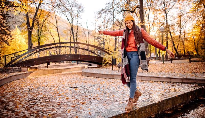 Un modo semplice per trasformare la tua passeggiata fuori in un esercizio di mentale? Prendilo in silenzio