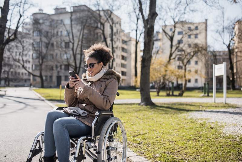 Akıllı telefonlar, dünyayı engelli insanlar için daha erişilebilir hale getiren teknolojiyi tanıtıyor