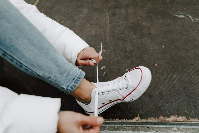 Questo geniale hack di sapone per piatti renderà le tue scarpe da ginnastica bianche che sculacciano di nuovo il marchio di nuovo