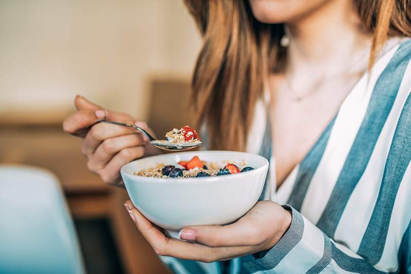 Her er hva * faktisk * skjer hvis du tar en slurk med bortskjemt melk, ifølge en gastroenterolog