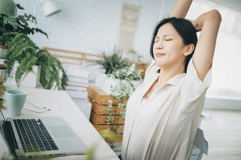 5 stretches van één minuut om je de hele dag door energie te geven en je te helpen slapen 's nachts