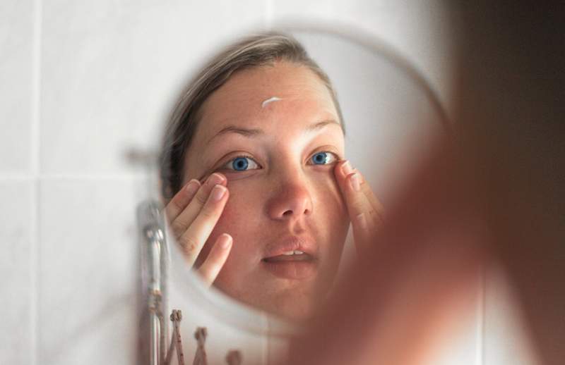 Le guide approuvé par le derme pour se débarrasser de ces points blancs embêtants sous vos yeux