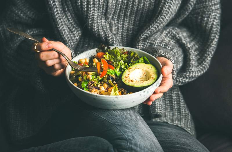 Les 5 erreurs les plus courantes que les gens font lorsqu'ils essaient de manger à base de plantes, selon un diététiste