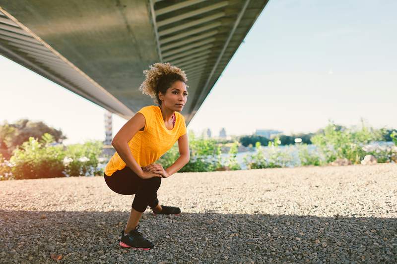 Il modo migliore per allungare il muscolo più grande delle gambe, secondo un fisioterapista