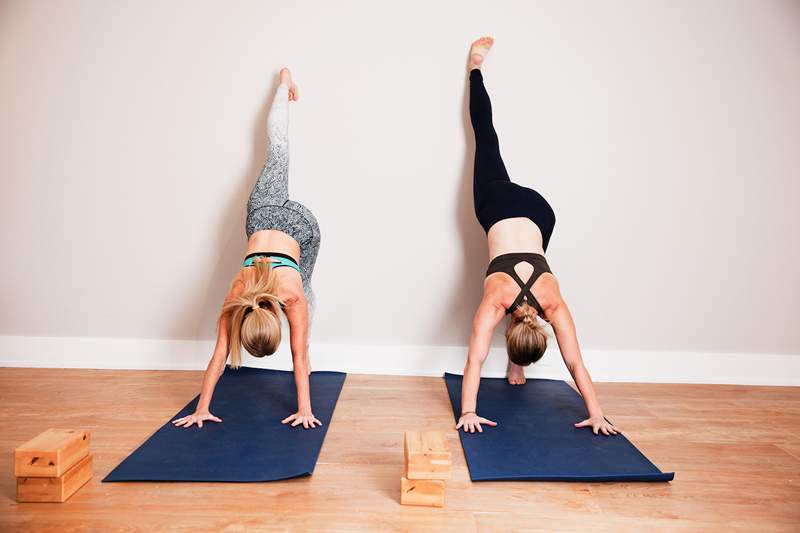 Pensa fuori dal tappeto e prova questi 9 esercizi di blocco yoga per la costruzione della forza