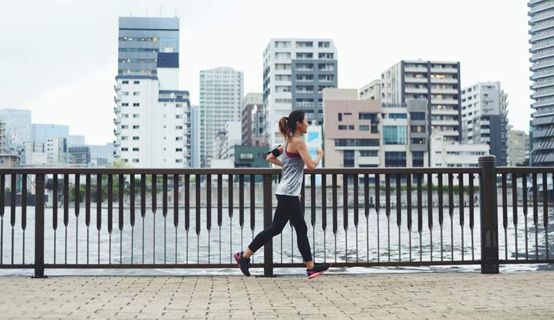 Los podólogos explican qué buscar en caminar vs. Zapatos para correr y comparte sus elecciones personales