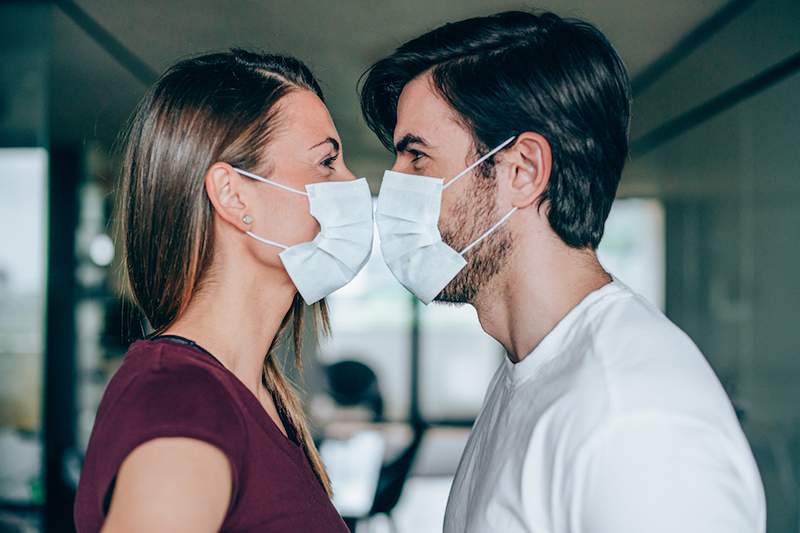 Ma na sobie maskę podczas seksu naprawdę bezpieczniejszego podczas pandemii? Oto, co myśli lekarz