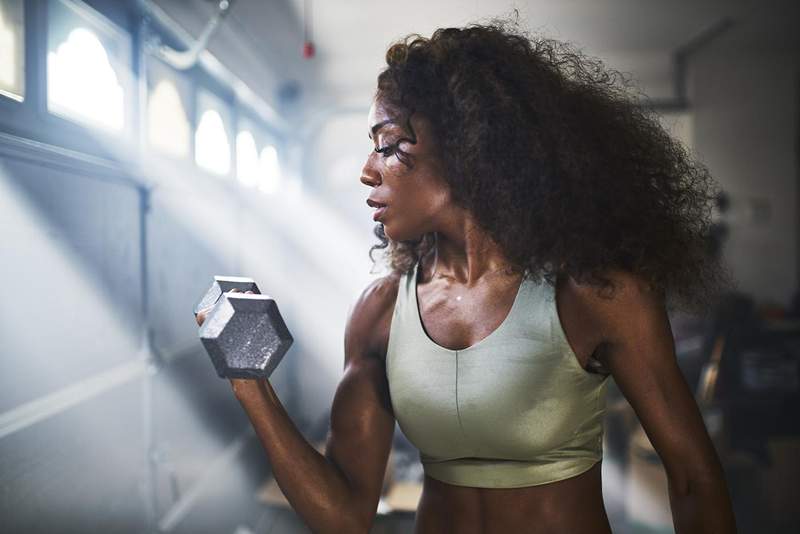 Kada koristiti tjelesnu težinu u odnosu na bučice kako biste postigli svoje ciljeve u fitnessu