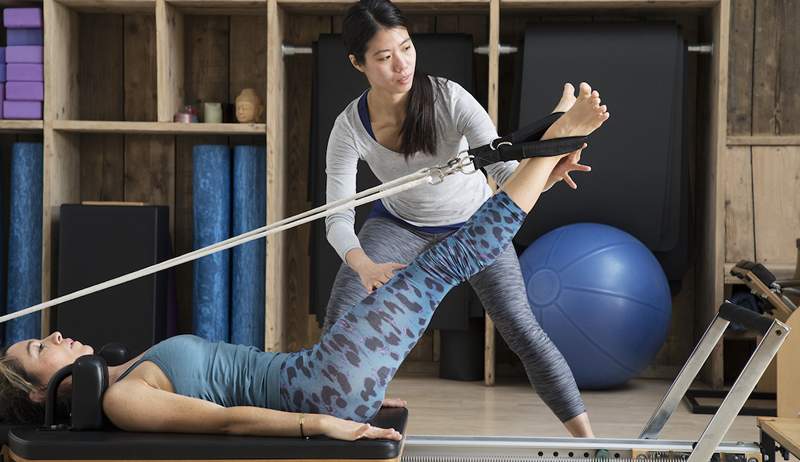 Pilates eğitmeni ilk Pilates Reformer sınıfınıza gitmeden önce bilmenizi ister-çünkü bu şey korkutucu olabilir